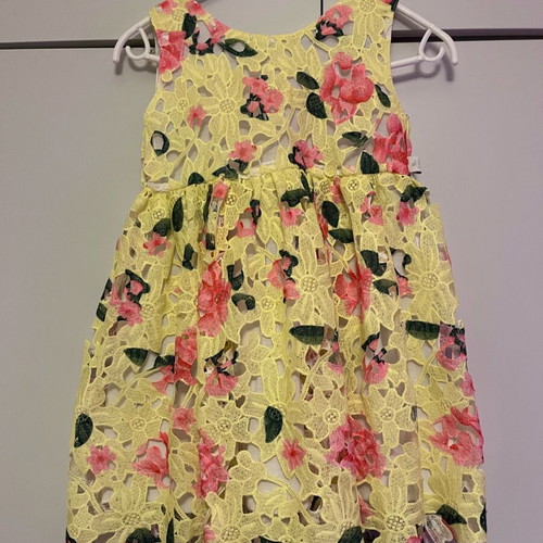 Girls' dress 5 years like new with lace guipure and bow multicolored