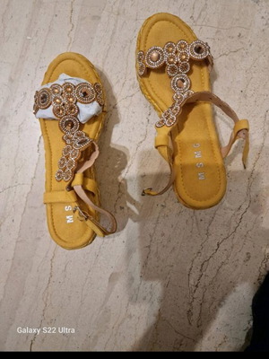 M.s.m.g. yellow platform sandals new, striking design