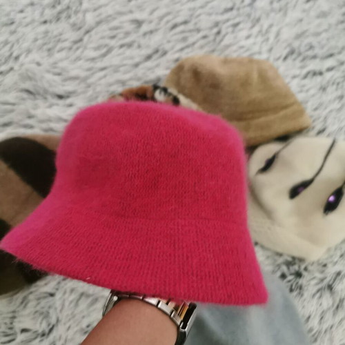 Women's winter hats pack of 6 like new, brown and pink