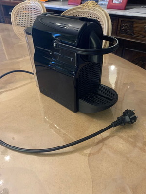 Nespresso Delonghi кафе машина с Aeroccino черен като нов