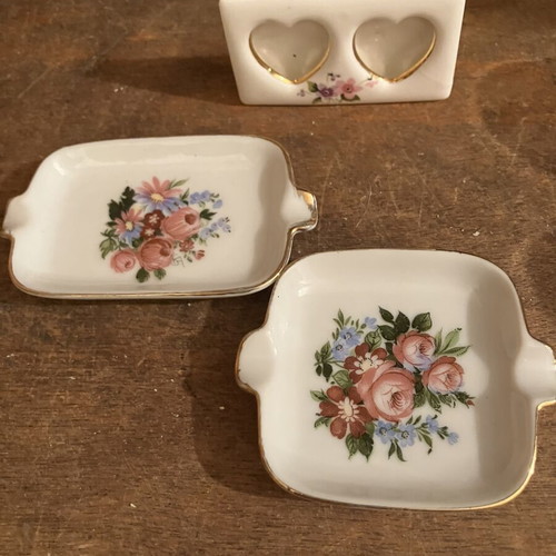 Small porcelain items, two ashtrays and one frame, made in Japan