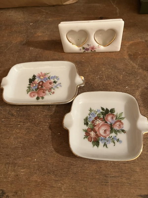 Small porcelain items, two ashtrays and one frame, made in Japan