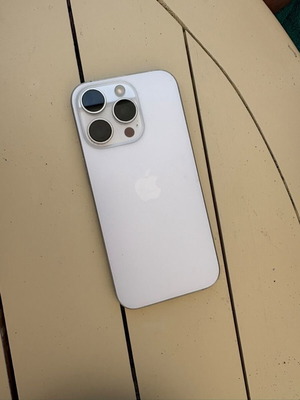 iPhone 16 Pro σαν καινούργιο, 256GB, άσπρο, με τρεις θήκες