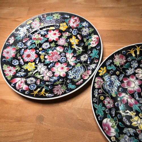Set of 2 vintage Chinese porcelain decorative plates like new