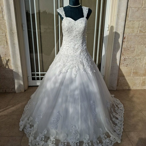 Elegant wedding dress size L white new with storage bag and petticoat