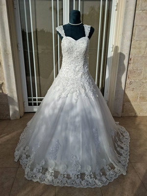 Elegant wedding dress size L white new with storage bag and petticoat