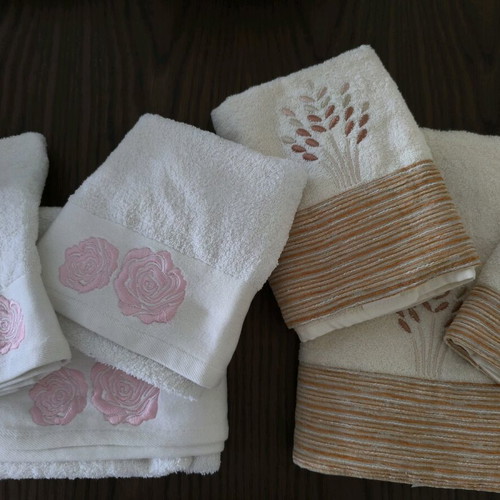 Towel set of three pieces new, white with roses