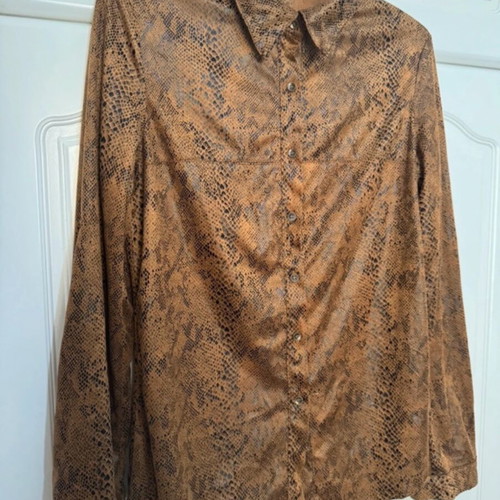 Shirt like new, thick fabric, fitted, size S