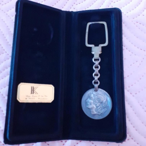 Keychain in its packaging, table souvenir