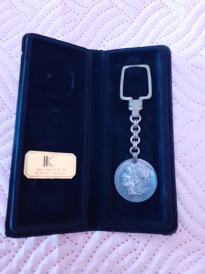 Keychain in its packaging, table souvenir
