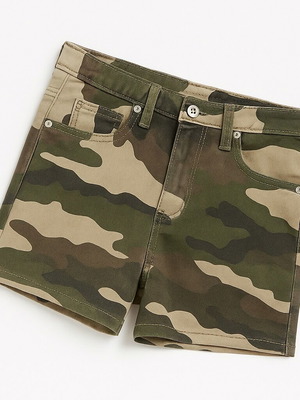 Γυναικείο τζιν σορτσάκι Bershka με στρατιωτικό print σαν καινούργιο, νούμερο 36
