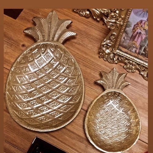 Table platters in pineapple shape, new, large and small