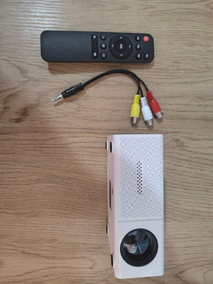 Προτζέκτορας Mini Projector Byintek σαν καινούργιος με HDMI, USB, microSD και τηλεκοντρόλ