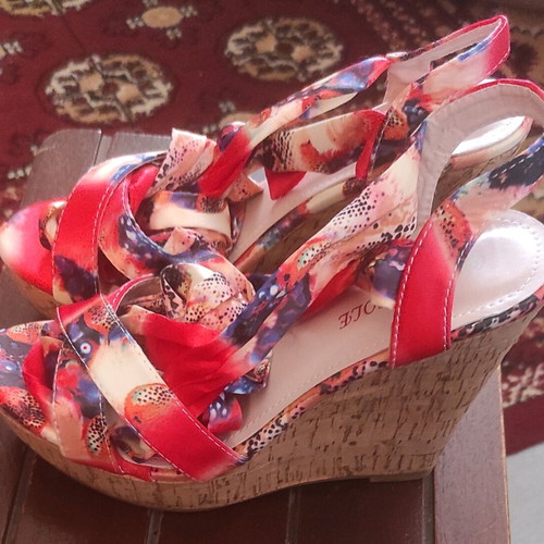Platform sandals with cork sole and laces like new, multicolor