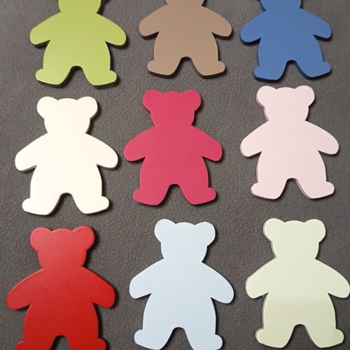 Wooden teddy bears used for crafts in various colors