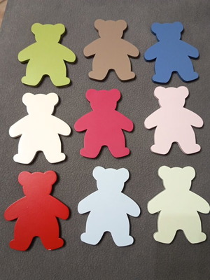 Wooden teddy bears used for crafts in various colors
