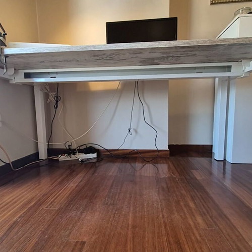 Desk 1.60x0.60m with white metal frame and decape surface