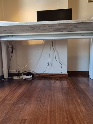 Desk 1.60x0.60m with white metal frame and decape surface