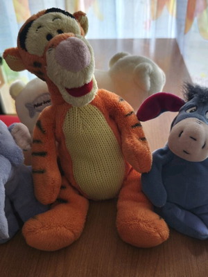 Winnie the Pooh friends like new, Tigger, Gari and blanket