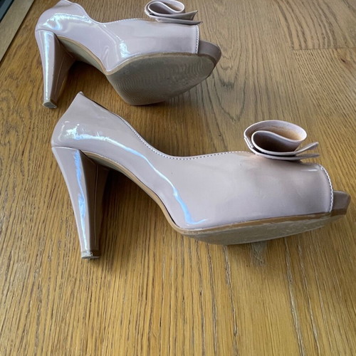 Patent leather pumps like new, size 37, beige pink