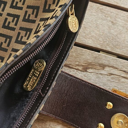Τσάντα Fendi χειρός μεταχειρισμένη, καφέ με χρυσαφί λεπτομέρειες