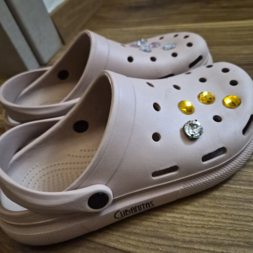 Cubanitas clogs size 38 like new, pink, with 12 pins