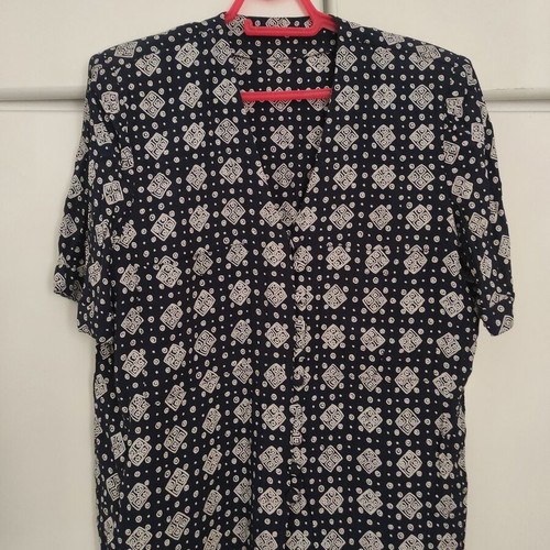 Women's shirt large like new, fabric buttons, shoulder pads