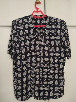 Women's shirt large like new, fabric buttons, shoulder pads
