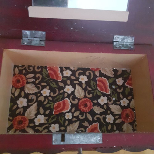 Collectible wooden jewelry box like new with key