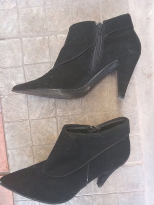Toscania suede black ankle boots like new, size 39