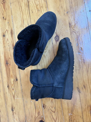 Ugg Australia boots used, slim elegant version, black