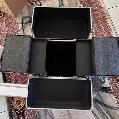 Aluminum Rolling Makeup Case black, like new, ideal for travel