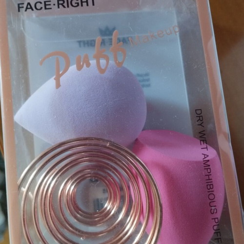 Beauty blender in excellent condition, never used