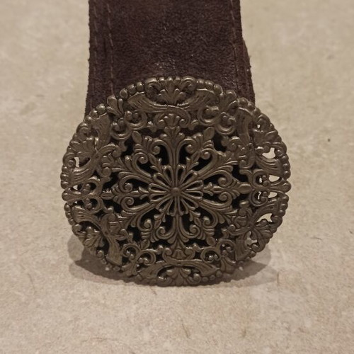 Suede belt like new, chocolate color with large round metal buckle