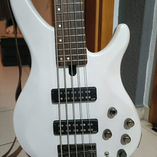 Yamaha TRBX-505 5-string bass guitar