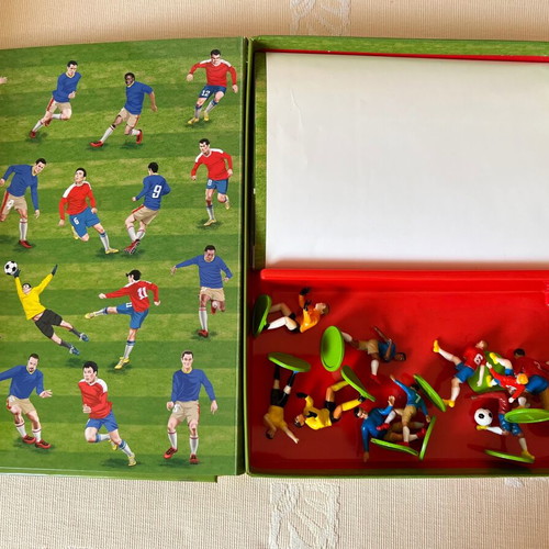 Football game like new with book, 9 players, referee, ball and play surface
