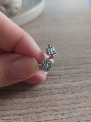 Silver 925 ring like new with decorative crystals adjustable size