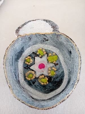 Ceramic bowl inspired by Cyclades with stones and acrylic paint