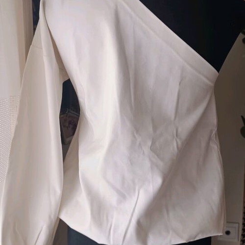 White one-shoulder top like new, size Small/Medium