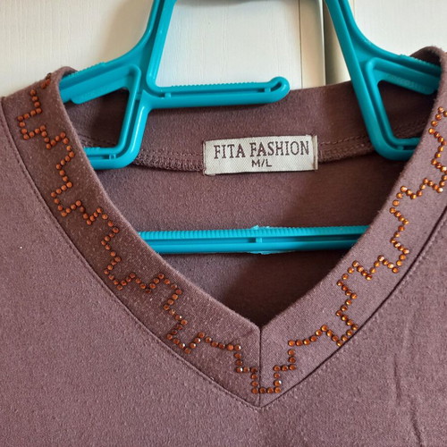 Brown short-sleeve blouse with V and rhinestones like new, sizes M and L