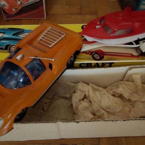 Porsche trailer and battery-operated boat from the 70s, new in box