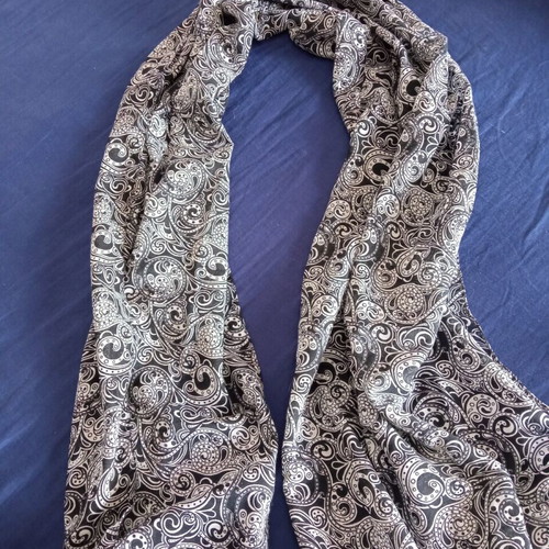 Summer scarf like new with black and white paisley pattern