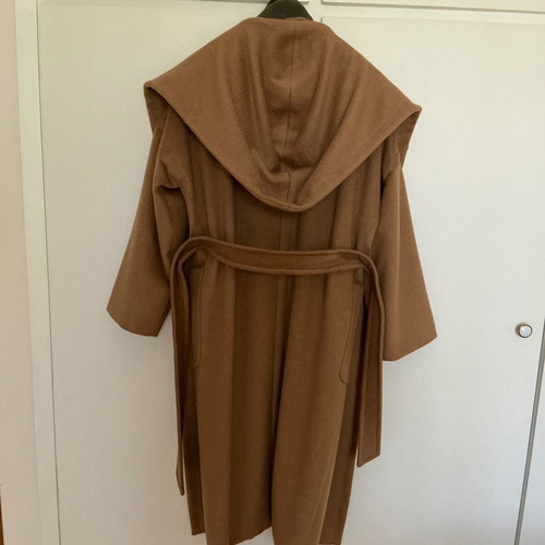 Max Mara camel coat size 40/42 like new with satin lining