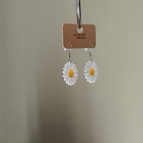Daisy earrings brand new, white and yellow