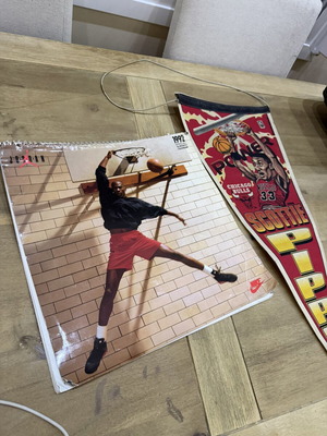 Vintage NBA Memorabilia used Michael Jordan 1992 calendar & Scottie Pippen felt pennant