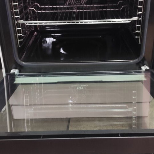 Electrolux Ceramic Stove like new, fully functional with two trays