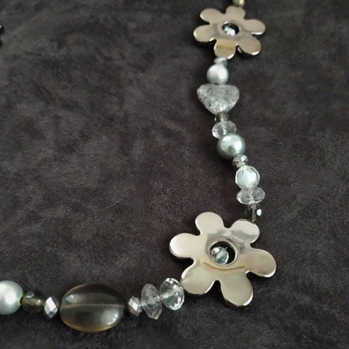 Necklace with daisies like new, gray and silver