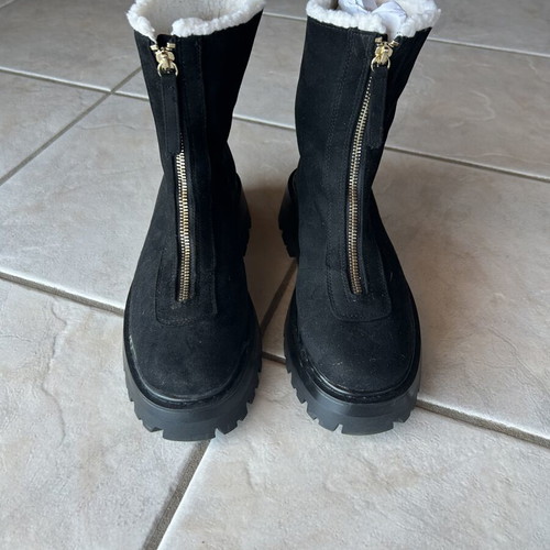 Women's boots with fur lining size 39 black like new