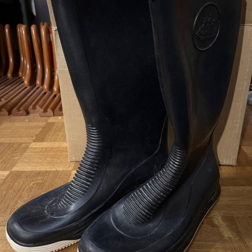 Blue galoshes used size 39-40 with white sole for sailing