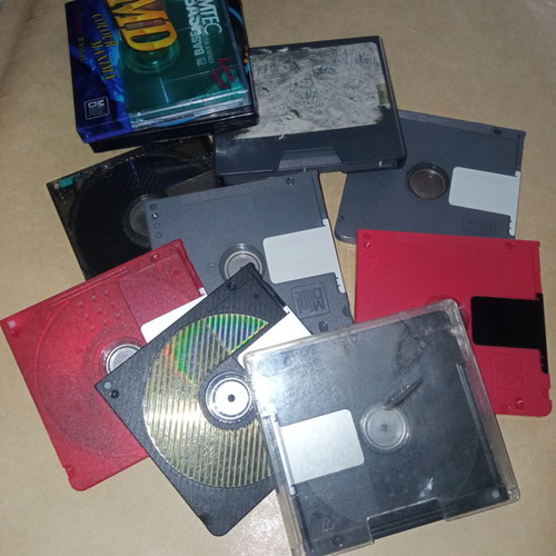 Mini Discs pack of 10, 2 new, 2 with cases, 6 without cases